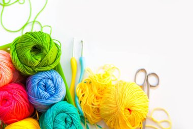 Renkli toplar iplik. Yukarıdan görüntüleyin. Gökkuşağı renkleri. Tüm colo