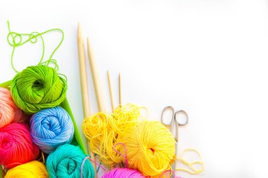 Renkli toplar iplik. Yukarıdan görüntüleyin. Gökkuşağı renkleri. Tüm colo