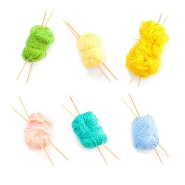 Pembe iplik örme için. Beyaz arka plan.