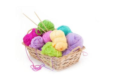 Renk iplik Örme sepet için. Örgü iğneleri. İzole