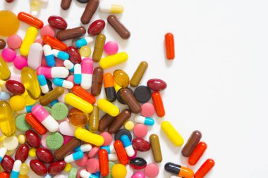 Beyaz bir arka plan üzerinde renkli hapları.