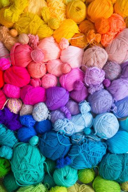 Renkli toplar iplik. Yukarıdan görüntüleyin. Gökkuşağı renkleri. Tüm colo