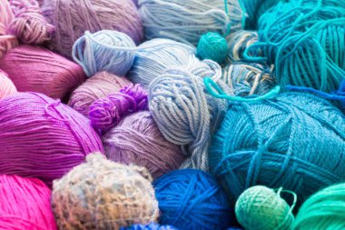 Renkli toplar iplik. Yukarıdan görüntüleyin. Gökkuşağı renkleri. Tüm colo