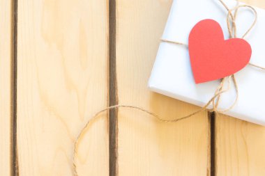 Hafif ahşap arka plan üzerinde beyaz hediye kutuları. Valent için hediyeler