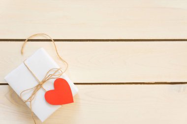 Hafif ahşap arka plan üzerinde beyaz hediye kutuları. Valent için hediyeler