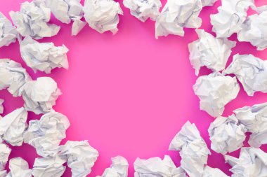 Beyaz kağıt topu buruşuk yaprak. Bir sürü çöp kağıt. Pembe 