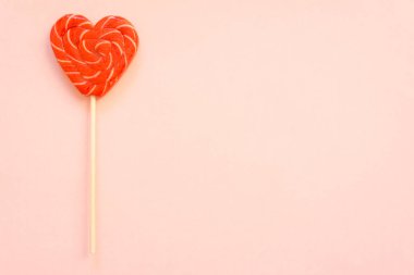 Kırmızı lolipop. Kalp şeklinde şeker.