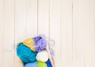 Renkli yün, üstten görünüm ile örgü eller