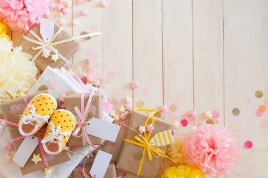 Hediyeler ve kız bebek duş kapalı pembe dekorasyon. 