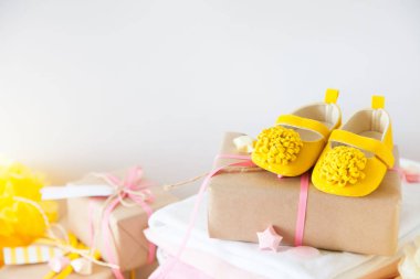 Hediyeler ve kız bebek duş kapalı pembe dekorasyon. 