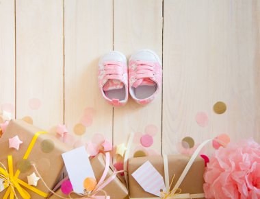 Hediyeler ve kız bebek duş kapalı pembe dekorasyon. 