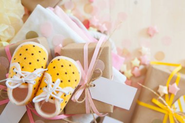 Hediyeler ve kız bebek duş kapalı için pembe süslemeleri. Kapat-u