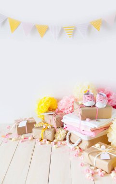 Hediyeler ve kız bebek duş kapalı pembe dekorasyon. 