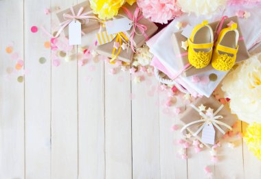 Hediyeler ve kız bebek duş kapalı pembe dekorasyon. 