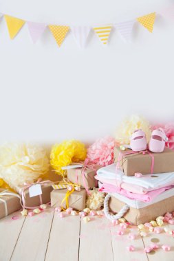 Hediyeler ve kız bebek duş kapalı pembe dekorasyon. 