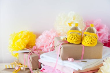 Hediyeler ve kız bebek duş kapalı pembe dekorasyon. 