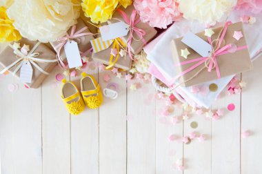 Hediyeler ve kız bebek duş kapalı pembe dekorasyon. 