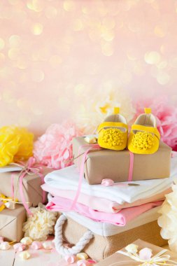 Onun bir kız, pembe Tema duş bebek. Close-Up Bebek Patiği