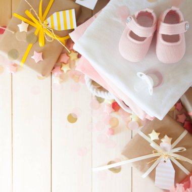 Hediyeler ve kız bebek duş kapalı için pembe süslemeleri. Kapat-u