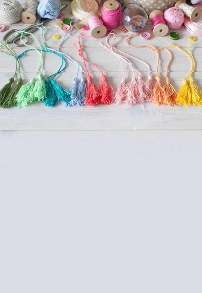 Pden Yapılmış Püskül Bobinlerdeki Renkli Iplik Ğne Aksesuarlar Dikiş Işleri — Stok fotoğraf