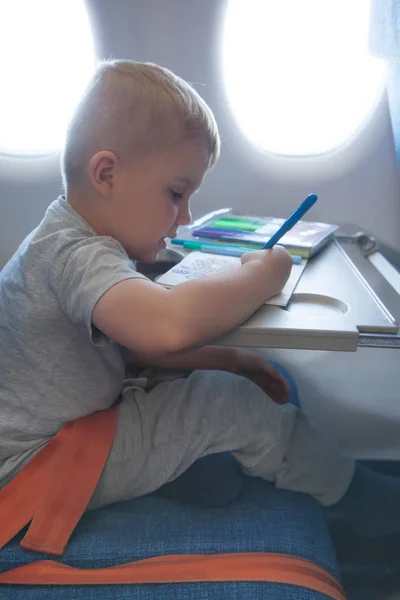 Bir Çocuk Uçağa Biniyor Uçuşta Çocuk — Stok fotoğraf