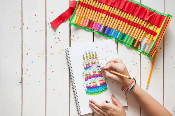 Menina Desenha Bolo Com Marcadores Coloridos Brilhantes Presentes Rosetas Confetes — Fotografia de Stock