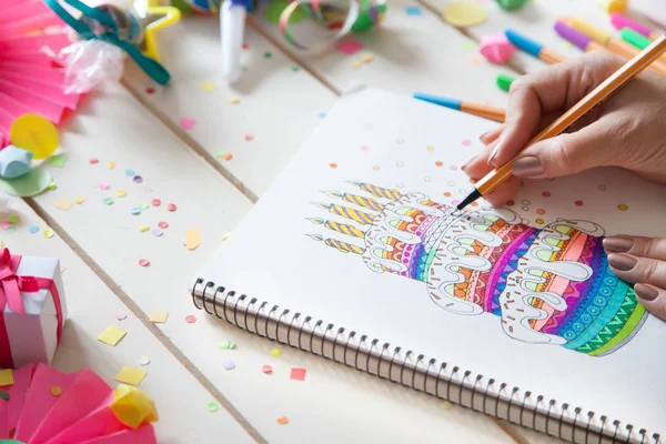 Menina Desenha Bolo Com Marcadores Coloridos Brilhantes Presentes Rosetas Confetes — Fotografia de Stock