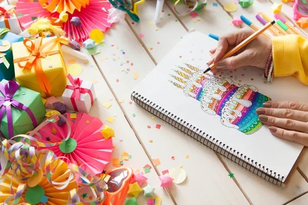 Chica Dibuja Pastel Con Marcadores Colores Brillantes Regalos Rosetas Confeti — Foto de Stock
