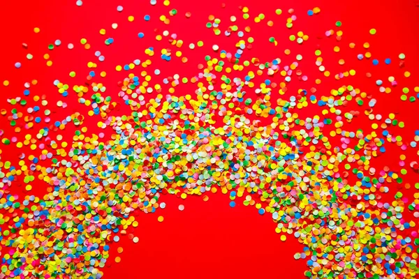 Moldura Feita Confete Colorido Fundo Vermelho — Fotografia de Stock