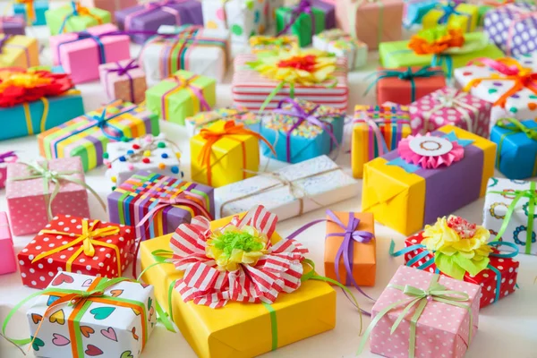 Gekleurde Geschenkdozen Met Kleurrijke Linten Witte Achtergrond Cadeaus Voor Kerstmis — Stockfoto