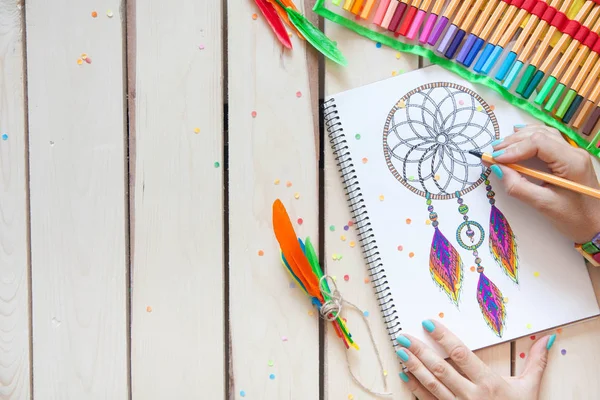 Una chica dibuja un atrapasueños con marcadores de color . — Foto de Stock