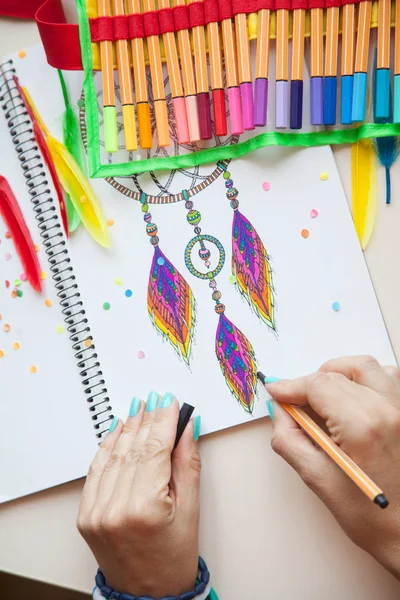 A girl draws a dream catcher with colored markers. — Stock Photo, Image