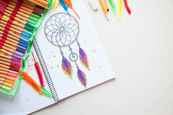 A girl draws a dream catcher with colored markers. — Stock Photo, Image