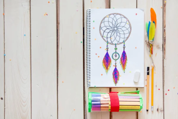 A girl draws a dream catcher with colored markers. — Stock Photo, Image