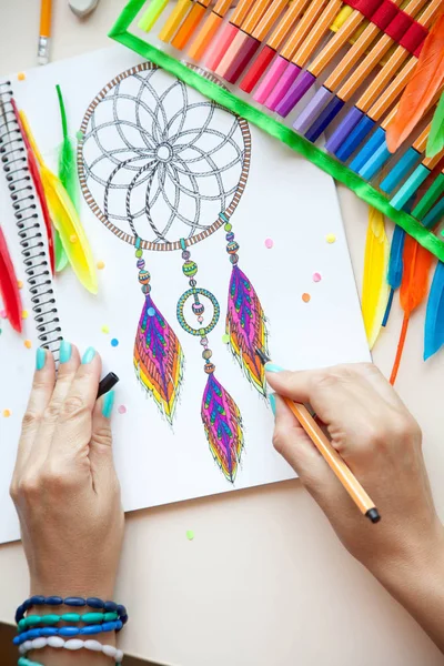 Una chica dibuja un atrapasueños con marcadores de color . — Foto de Stock