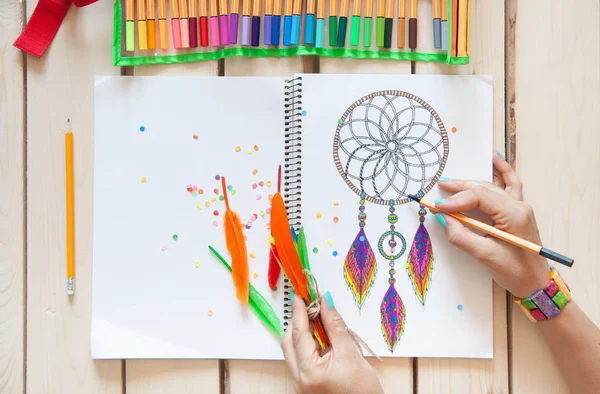 A girl draws a dream catcher with colored markers. — Stock Photo, Image