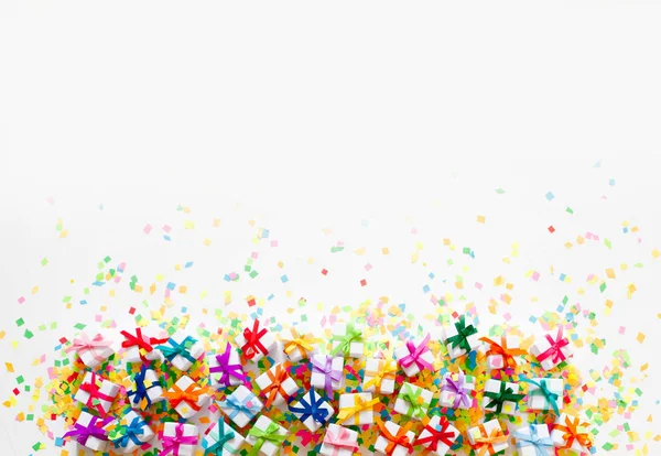 Caixas Presente Coloridas Com Fitas Coloridas Fundo Branco Presentes Natal — Fotografia de Stock