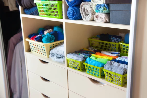 Kast Met Kinderen Dingen Opslag Van Kinderkleding — Stockfoto