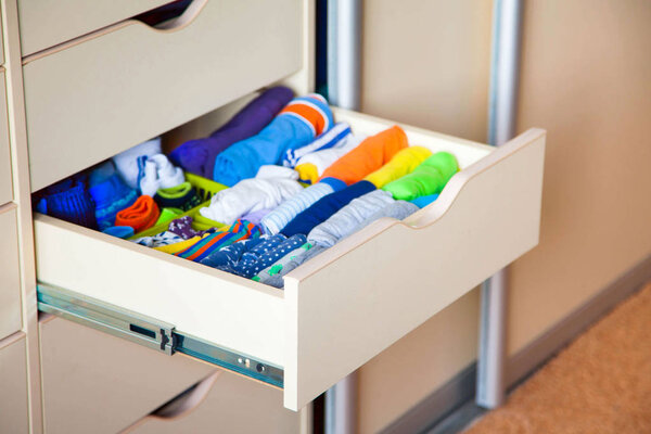 Шкаф с детскими вещами. Хранение детской одежды
.