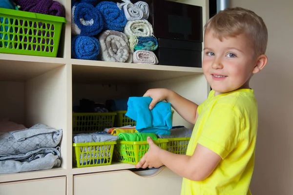 Bambino Mette Vestiti Ragazzo Tira Fuori Maglietta Dall Armadio — Foto Stock