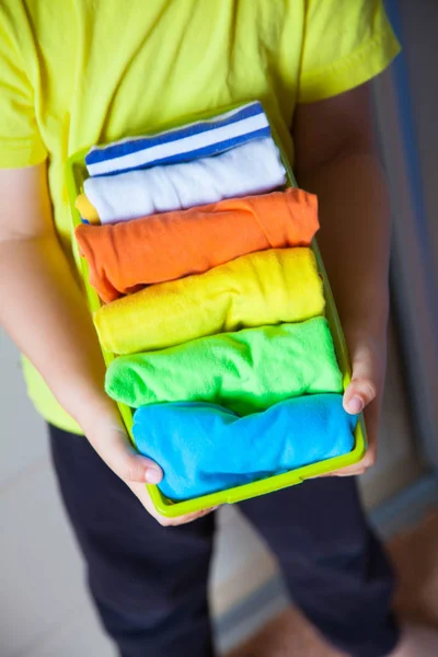 Het Kind Houdt Zijn Dingen Jongen Zet Shirts Een Lade — Stockfoto