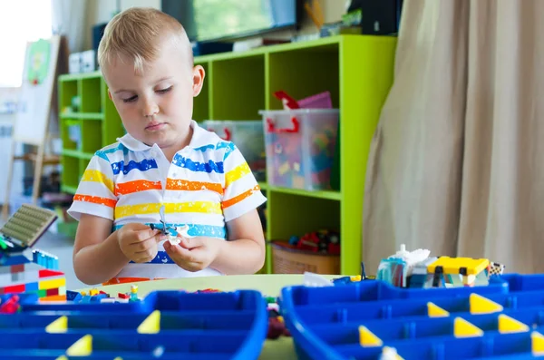 Kleine Blonde Jongen Jongen Spelen Met Veel Kleurrijke Kunststof Blokken — Stockfoto