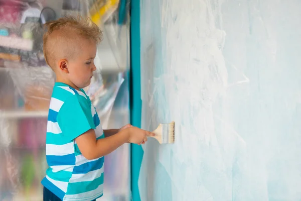 아이 롤러와 파란색 벽 페인트. 소년 라를 보유 하 — 스톡 사진