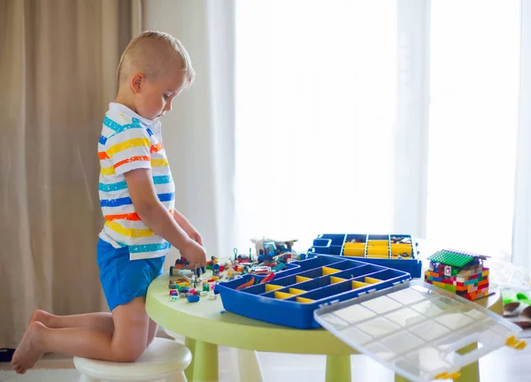 Niño Rubio Jugando Con Montón Bloques Plástico Colores Interior Los — Foto de Stock