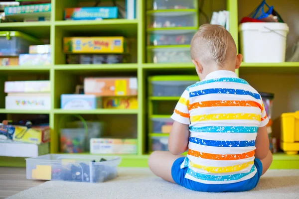 Menino Loiro Brincando Com Muitos Blocos Plástico Coloridos Interior Muitos — Fotografia de Stock