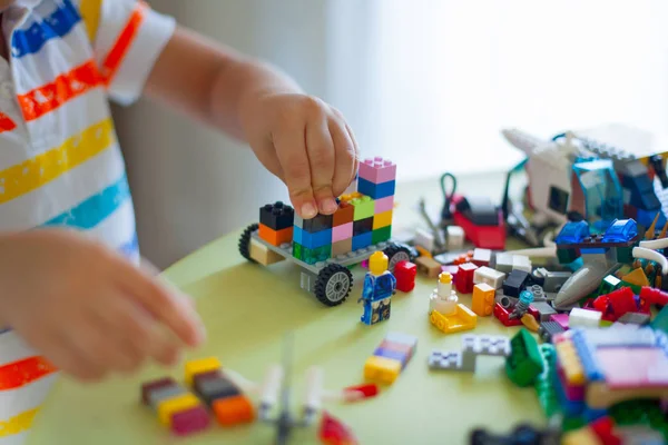 Hra Spoustou Barevných Plastových Bloků Vnitřní Chlapeček Blonďatý Kluk Lego — Stock fotografie