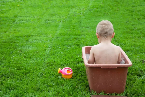 Bambino Lava Bagno Sull Erba Verde Ragazzo Anni Che Gioca — Foto Stock