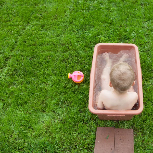 Yeşil Çimenlerin Üzerinde Banyoda Küçük Çocuk Yıkar Yıl Açık Havada — Stok fotoğraf