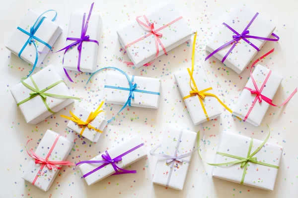 Cajas Para Regalos Color Blanco Cintas Satén Colores Fondo Blanco —  Fotos de Stock