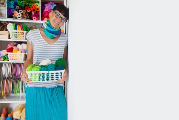 Taller Mujeres Casa Chica Está Sosteniendo Hilo Color Para Tejer — Foto de Stock